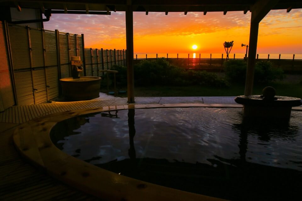 “Senami Onsen”, a hot spring resort with a beautiful sunset over the Sea of ​​Japan