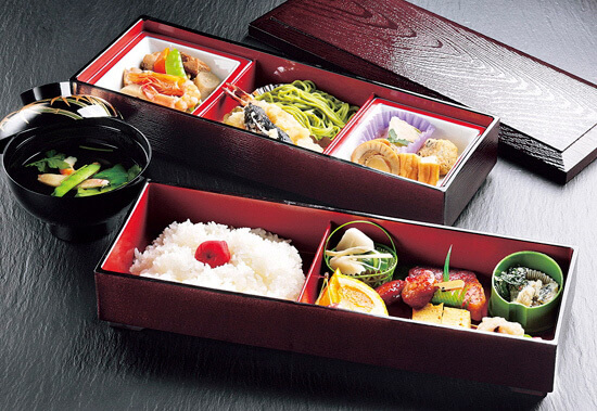 Having a lunch overlooking the garden of Watanabe’s house Having a lunch overlooking the garden of Watanabe’s house