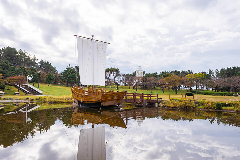 Hiyoriyama Park is the place where it is said that Kitamae ship’s sailors saw the weather before sailing