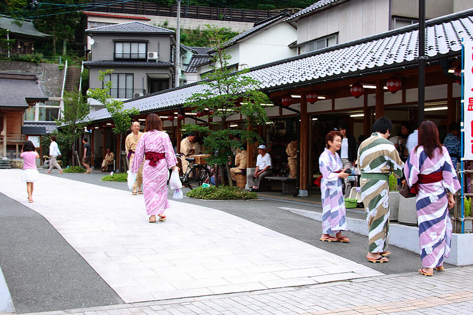 Many inns that boast high-quality hot springs, seasonal food, and warm hospitality in Atsumi Onsen