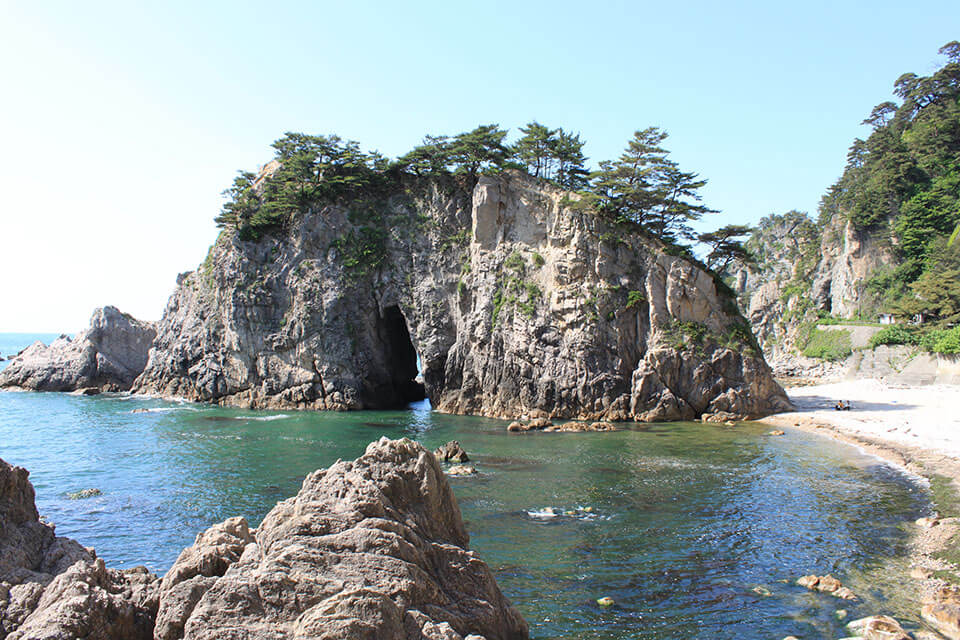 The scenic spot Sasakawa where the dynamic strange rocks and the clear sea contrast are beautiful