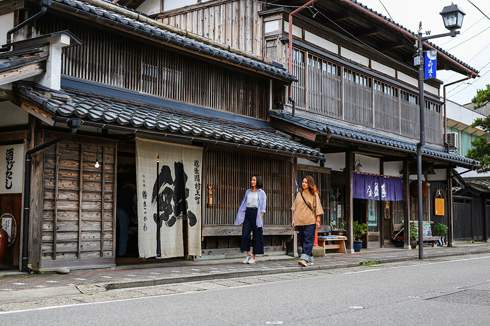 Going outside and taking a stroll through the castle town Murakami Machiya area