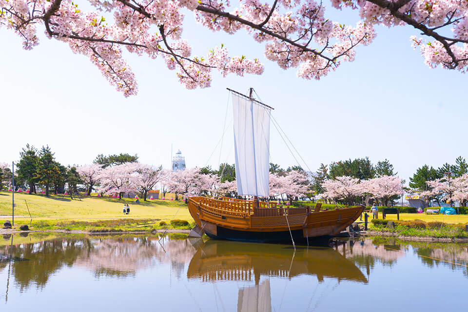 “Hiyoriyama Park” has Japan’s oldest wooden hexagonal lighthouse and direction stones “Hiyoriyama Park” has Japan’s oldest wooden hexagonal lighthouse and direction stones