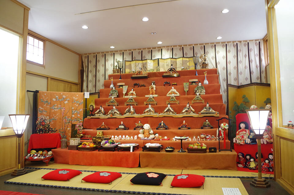 Roughly 100 hina dolls presented by old families from the Edo to the Showa periods