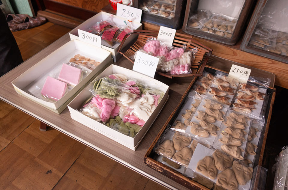 Warmth of handmade sweets in Umetsu Confectionery Shop from the Edo period. Warmth of handmade sweets in Umetsu Confectionery Shop from the Edo period.